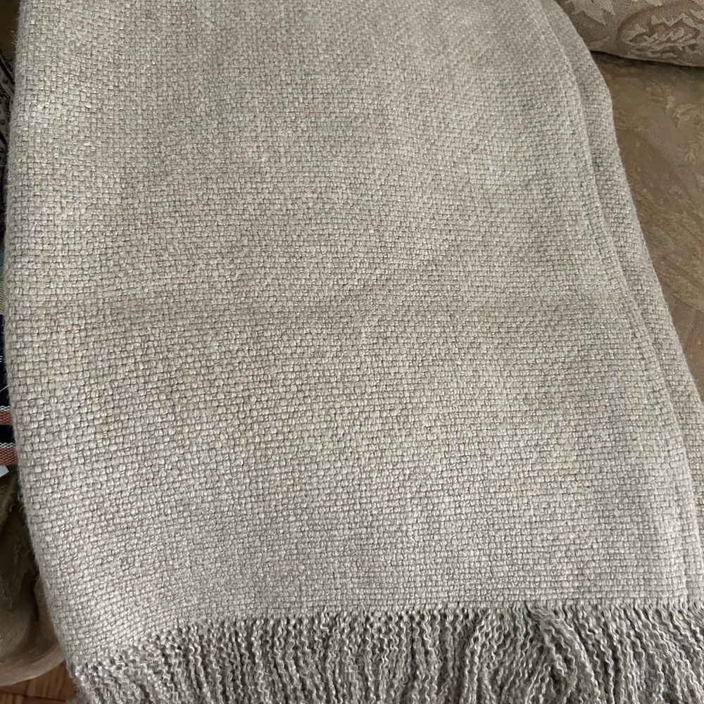 Heavyweight beautiful linen throw w/fringes